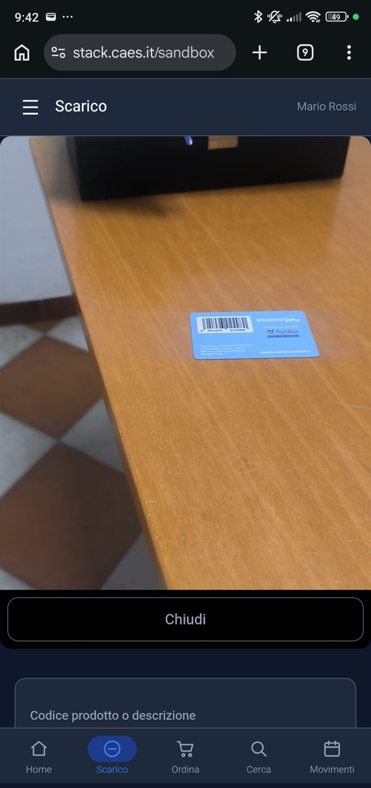 La fotocamera del telefono inquadra il codice a barre di una confezione